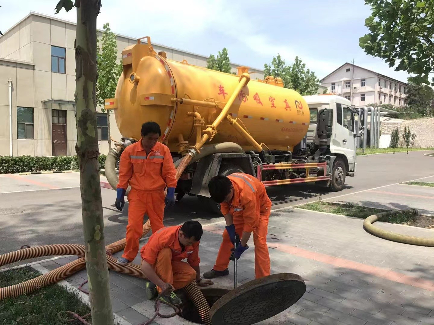 江川管道疏通车停在窨井附近