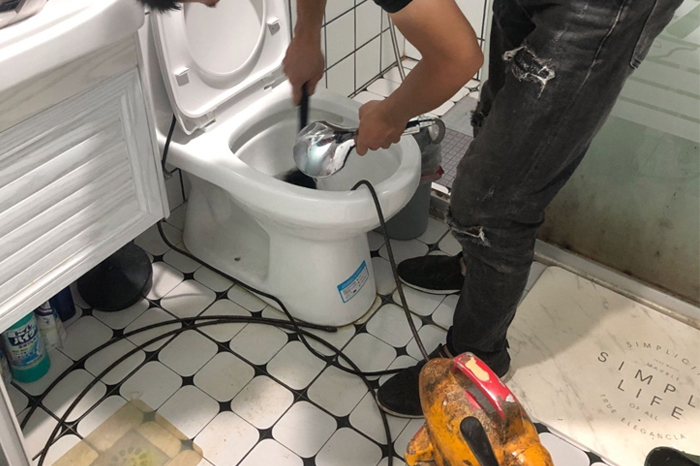 江川马桶堵塞自己疏通还是找师傅？专业上门服务让你省时更省心